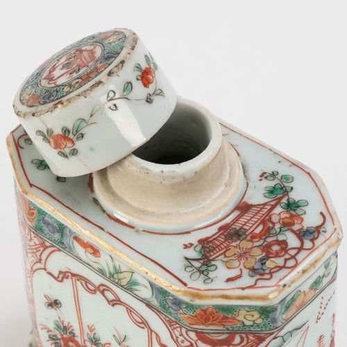 Null Boîte à thé octogonale en porcelaine famille verte, Chine, XVIIIe s., décor&hellip;