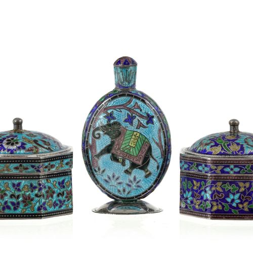 Null A collection of 2 enamel and silver boxes and 1 snuff bottle, India, 20th c&hellip;