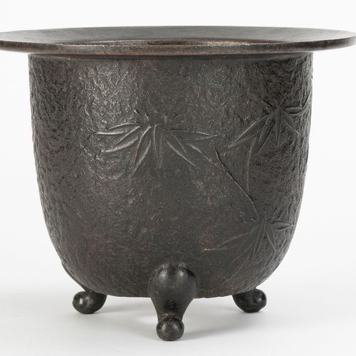Null Jardinière en bronze, Japon, époque Meiji, tripode, décor de fleurs et bamb&hellip;