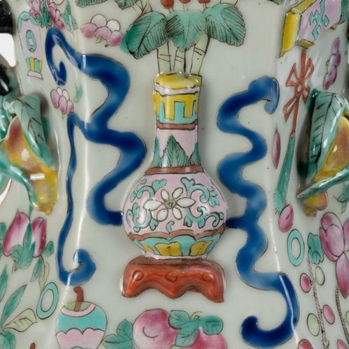 Null 2 vases en porcelaine famille rose, montés en lampe, Chine, XIXe s., décor &hellip;