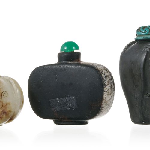 Null Collection de 3 flacons à priser en pierre dure, Chine: 1 sans décor, 1 orn&hellip;