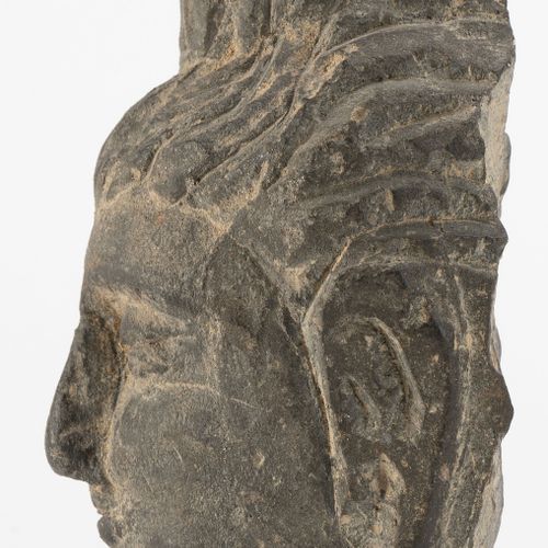 Null Petite tête de Bouddha en schiste, Gandhara, II-IIIe s., h. 10 cm