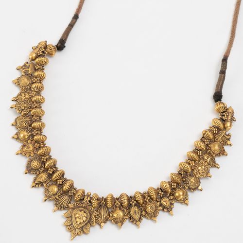 Null A gold necklace, probably India, 20th century, 55 cm approx. (total length)&hellip;
