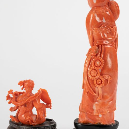 Null Personnages à l'éventail, 2 sculptures en corail, Chine, XXe s., une montra&hellip;