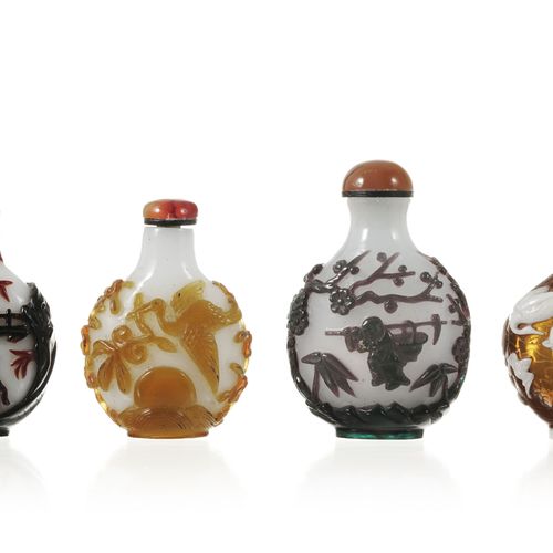 Null A collection of 4 overlay glass snuff bottles, China, 20th century, with fi&hellip;