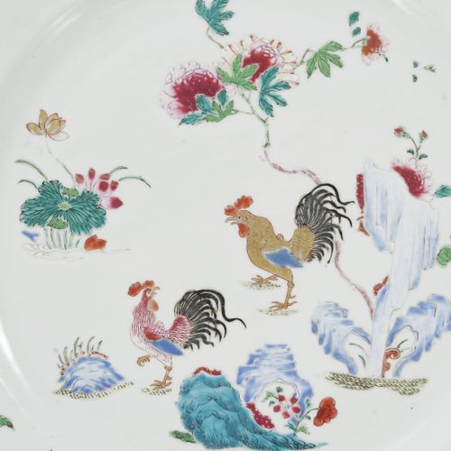 Null Plat en porcelaine famille rose, Chine, XVIIIe s., décor de coqs, rochers e&hellip;