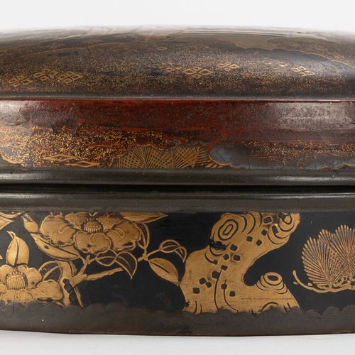 Null A lenticular lacquer box, Japan, Meiji period, decorated with figures, 14 c&hellip;