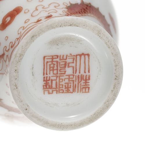 Null Collection de 5 flacons à priser en porcelaine, Chine, XIX-XXe s., tous déc&hellip;