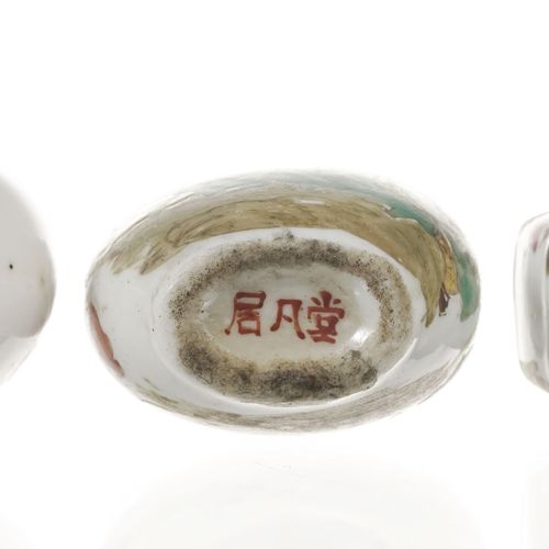 Null Collection de 4 flacons à priser en porcelaine, Chine, XIX-XXe s., décor de&hellip;