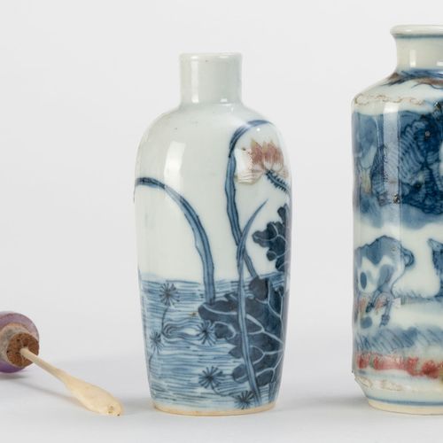 Null A collection of 4 porcelain snuff bottles, China, 19th-20th century, with v&hellip;