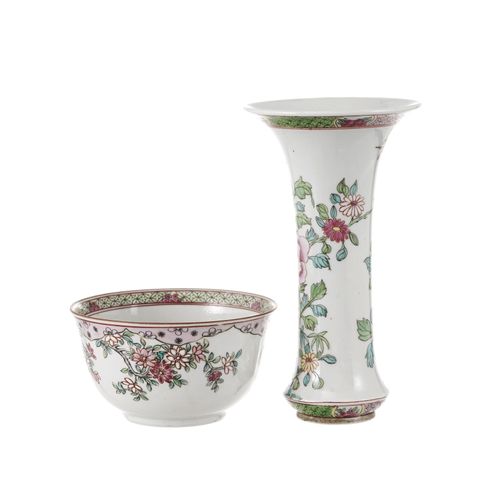 Null Bol et vase cornet en porcelaine famille rose, Chine, dynastie Qing, le bol&hellip;