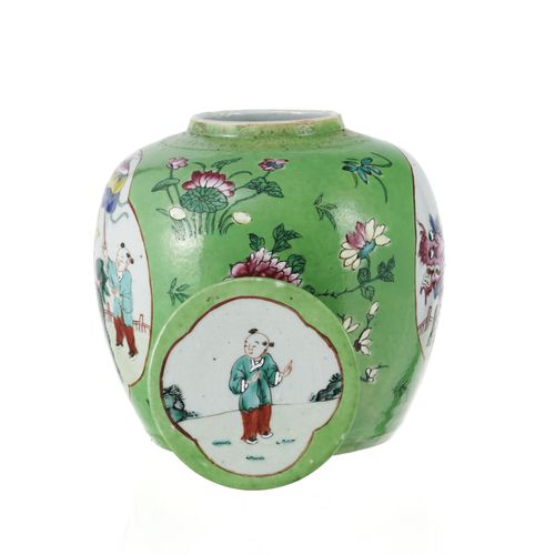Null Pot couvert en porcelaine à fond vert, Chine, XIXe s., décor de personnages&hellip;
