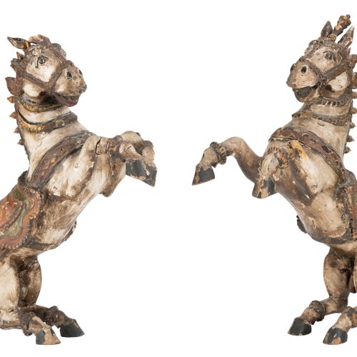 Null 2 chevaux cabrés, sculptures en bois avec rehauts de polychromie, Inde du S&hellip;