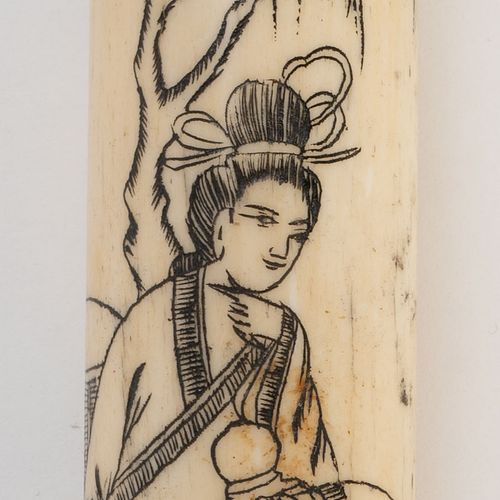 Null Pipe à opium en os, Chine, XIX-XXe s., ornée de personnages et ph'nix, embo&hellip;