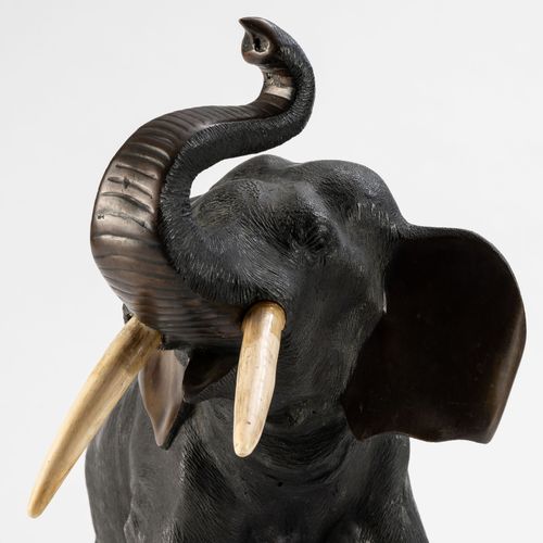 Null Eléphant en bronze avec défenses en ivoire, Japon, probablement période Mei&hellip;