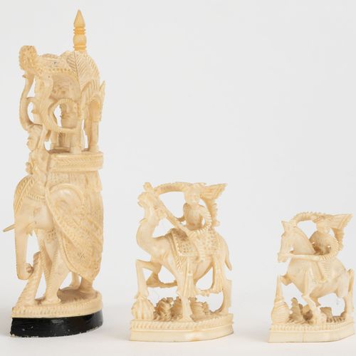 Null Jeu d'échec en ivoire sculpté, Inde, XXe s., les pions en forme de cavalier&hellip;