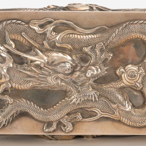 Null Boîte en argent, Chine, fin de la dynastie Qing, décor en relief de dragons&hellip;