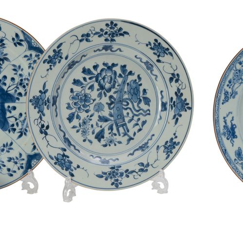 Null 2 porcelain dishes and 2 saucers, China, 18th century, blue decoration, 28 &hellip;