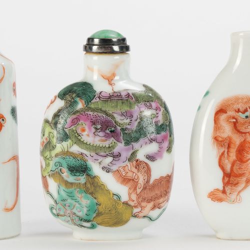 Null A collection of 3 porcelain snuff bottles, China, 19th-20th century, with a&hellip;