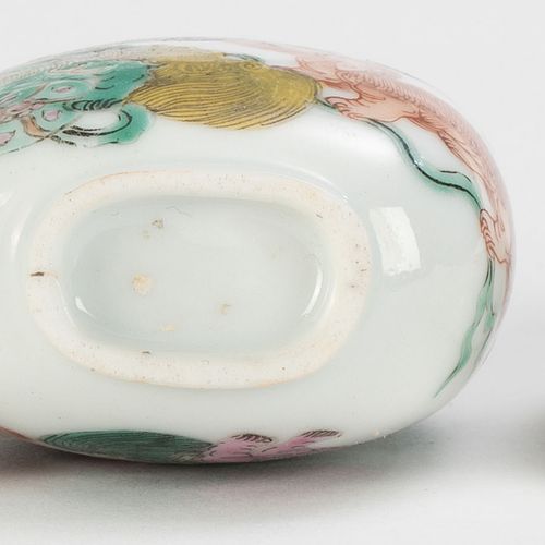 Null Collection de 3 flacons à priser en porcelaine, Chine, XIX-XXe s., décor d'&hellip;