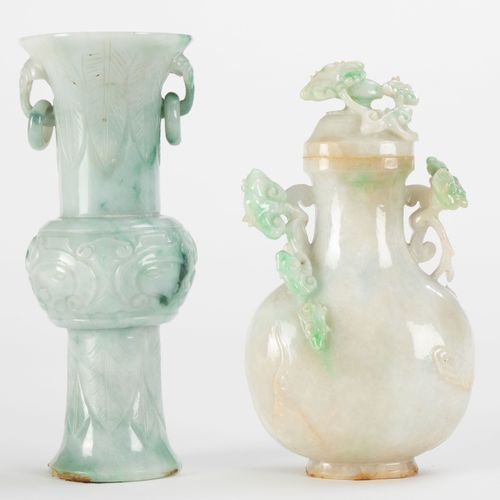 Null 2 vases miniatures en jade, Chine, un de forme gu, à deux anses en forme de&hellip;