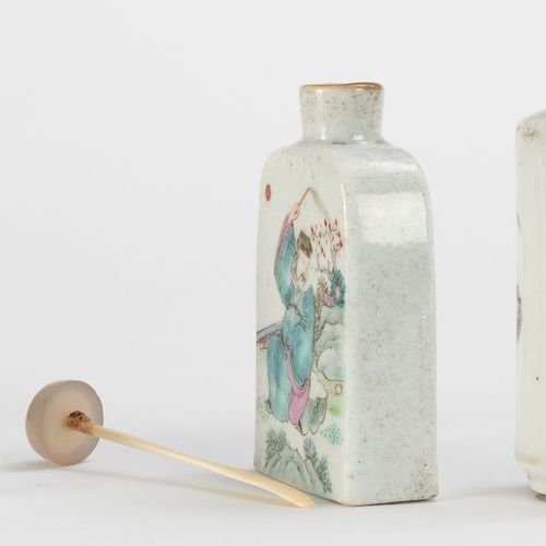 Null Collection de 3 flacons à priser en porcelaine, Chine, XIX-XXe s., décor de&hellip;