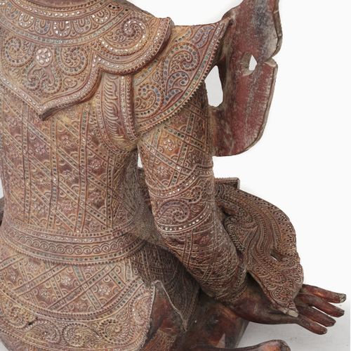 Null Divinité agenouillée, sculpture en bois, Birmanie, XXe s., richement vêtue,&hellip;