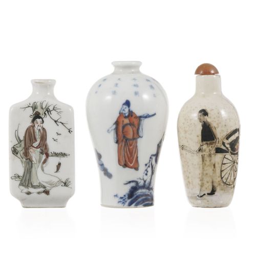 Null A collection of 3 porcelain snuff bottles, China, 19th-20th century, with f&hellip;