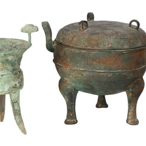 Null 4 récipients archaïsants en bronze, Chine, moderne: 2 jian (vases à vin) tr&hellip;