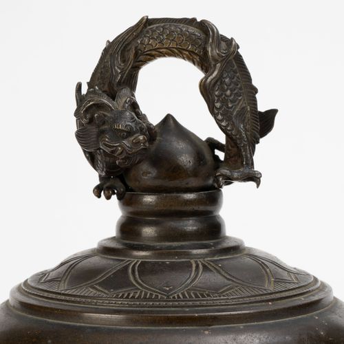 Null Cloche en bronze ornée d'un dragon en relief, Chine du Sud ou Vietnam, h. 2&hellip;