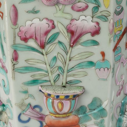 Null 2 vases en porcelaine famille rose, montés en lampe, Chine, XIXe s., décor &hellip;
