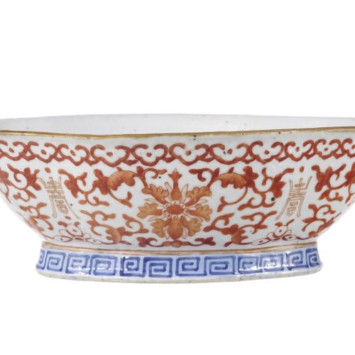 Null Coupe quadrilobée en porcelaine, Chine, XIX-XXe s., décor rouge, or et bleu&hellip;