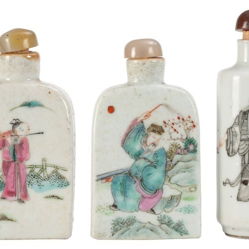 Null A collection of 3 porcelain snuff bottles, China, 19th-20th century, with f&hellip;