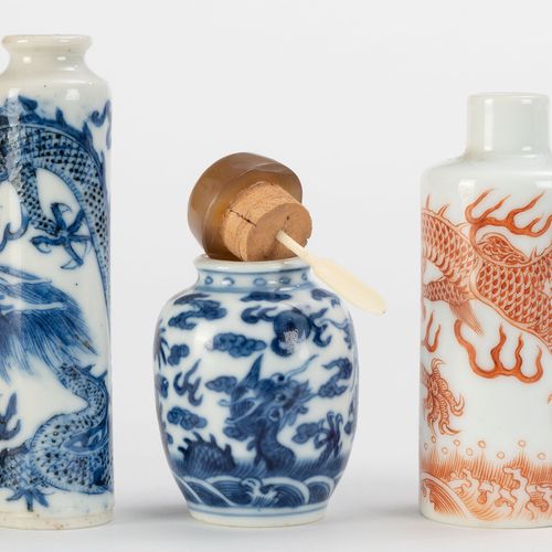 Null A collection of 3 porcelain snuff bottles, China, 19th-20th century, with d&hellip;