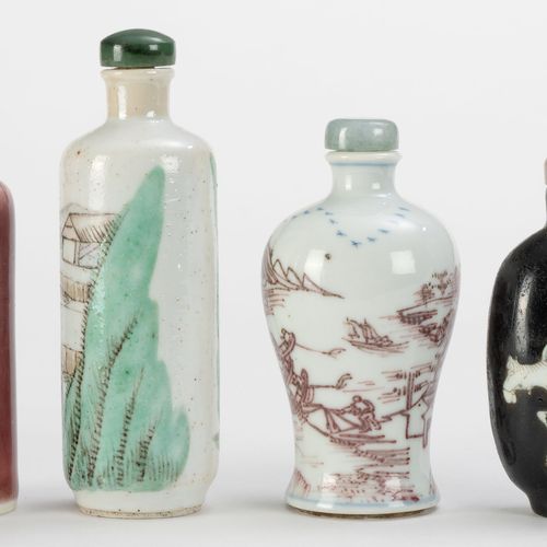 Null Collection de 4 flacons à priser en porcelaine, Chine, XIX-XXe s., décors d&hellip;