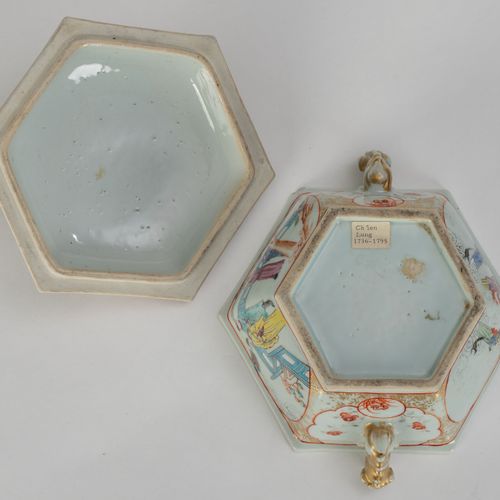 Null Terrine hexagonale couverte en porcelaine, Chine, XVIIIe s., époque Qianlon&hellip;