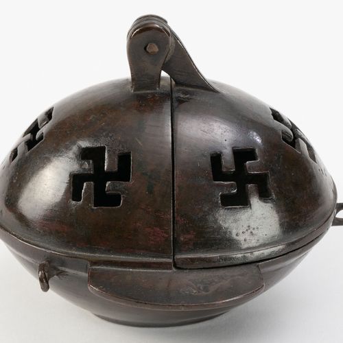 Null Lampe en bronze, Chine, dynastie Ming, décor ajouré de wan, h. 10,5 cm
