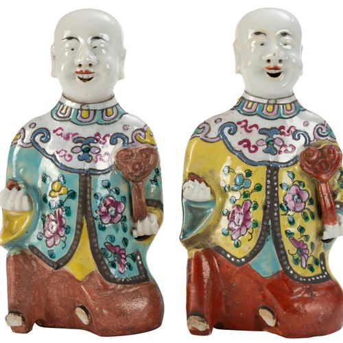Null 2 enfants assis en porcelaine, Chine, dynastie Qing, souriants, la main gau&hellip;