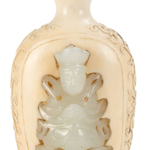 Null An ivory and jade snuff bottle, China, 19th-20th century, ivory body decora&hellip;