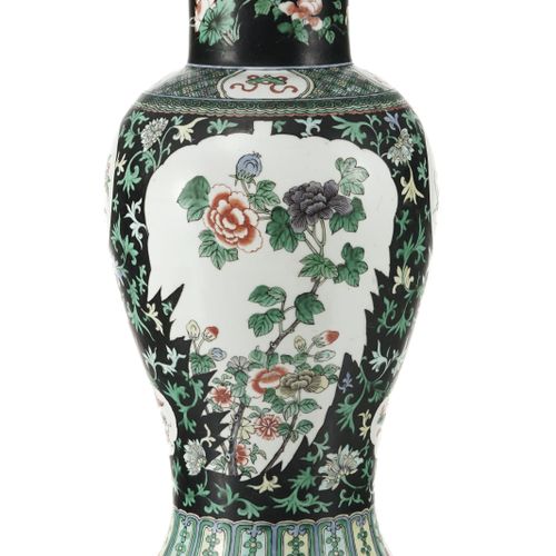 Null Vase en porcelaine famille noire, Chine, dynastie Qing, décor famille verte&hellip;