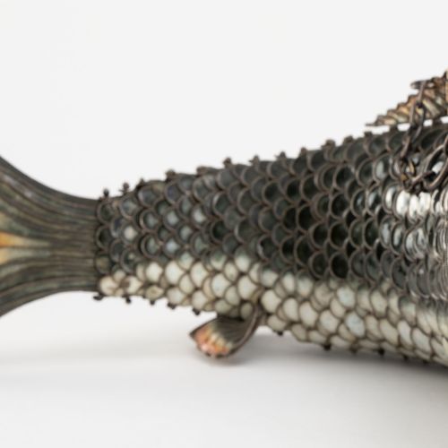 Null Poisson articulé en émail et argent, Chine, XIX-XXe s., l. 35 cm