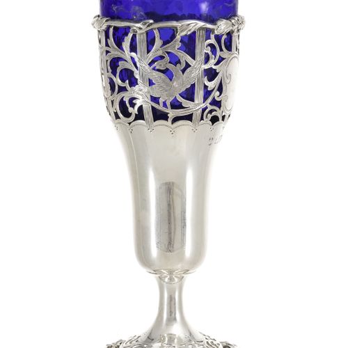 Null Vase en argent et verre bleu cobalt, par C S Harris & Sons Ltd, Londres, 19&hellip;