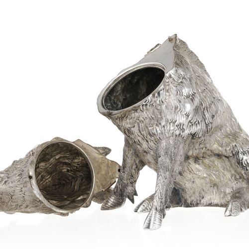 Null Sanglier assis en métal argenté, XXe. Formant boîte, h. 41 cm