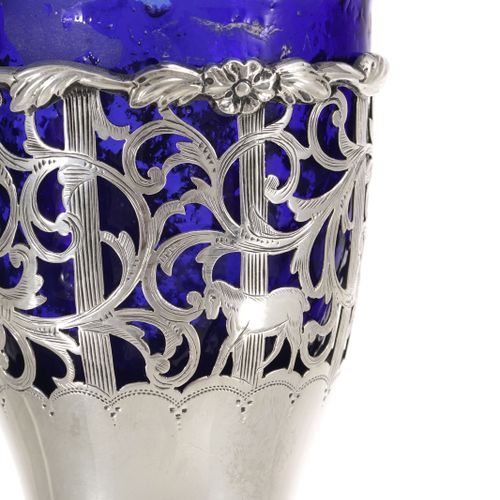 Null Vase en argent et verre bleu cobalt, par C S Harris & Sons Ltd, Londres, 19&hellip;