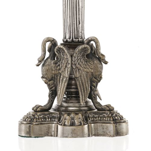 Null Encensoir sur pied colonne en métal argenté. A têtes d'éléphant alternées d&hellip;