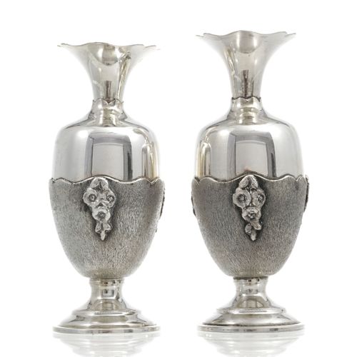 Null Paire de petits vases balustres à col évasé en argent 800, Italie, XXe. A d&hellip;
