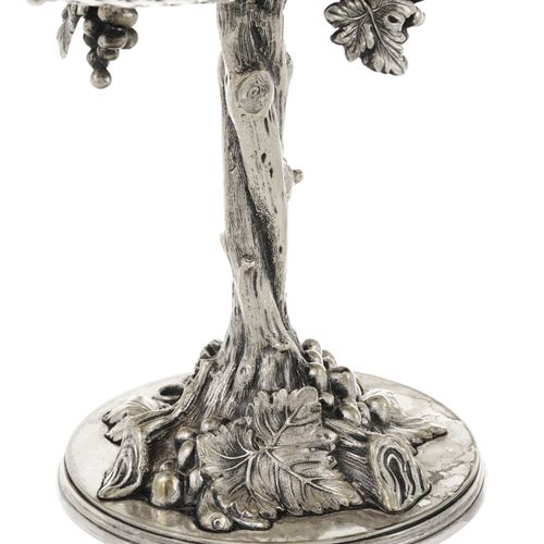 Null Coupe à fruits sur pied en bronze argenté, XXe.  A décor de cep de vigne et&hellip;