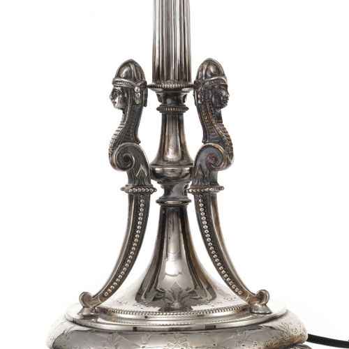 Null Pied de lampe en métal argenté, XXe. Le fût cannelé posant sur une base ron&hellip;