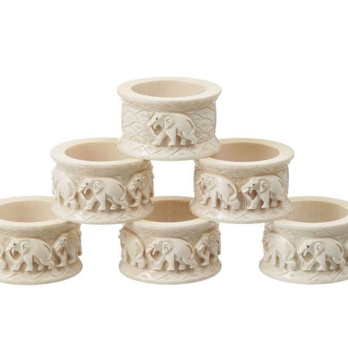 Null Set de 6 d'anneaux de serviettes en ivoire sculpté, décor d'éléphants allan&hellip;