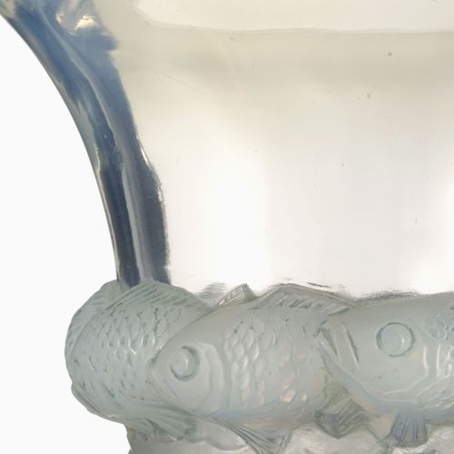 Null Vase en verre moulé-pressé opalescent signé Lalique France, modèle Piriac. &hellip;